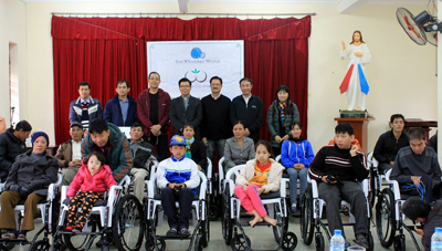 Haiphong Caritas presents wheelchairs to people with disabilities